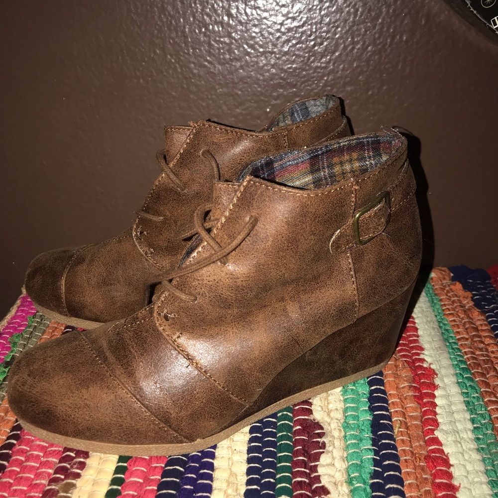 🦋Brown wedges
